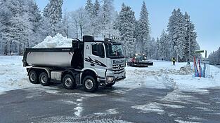 Der Schnee wurde am Freitag geliefert. Aktuell sind rund 54 Kilometer Loipen gespurt, sowohl für Skating als auch für die klassische Technik. Der Schnee wurde am Freitag geliefert. Aktuell sind rund 54 Kilometer Loipen gespurt, sowohl für Skating als auch für die klassische Technik.