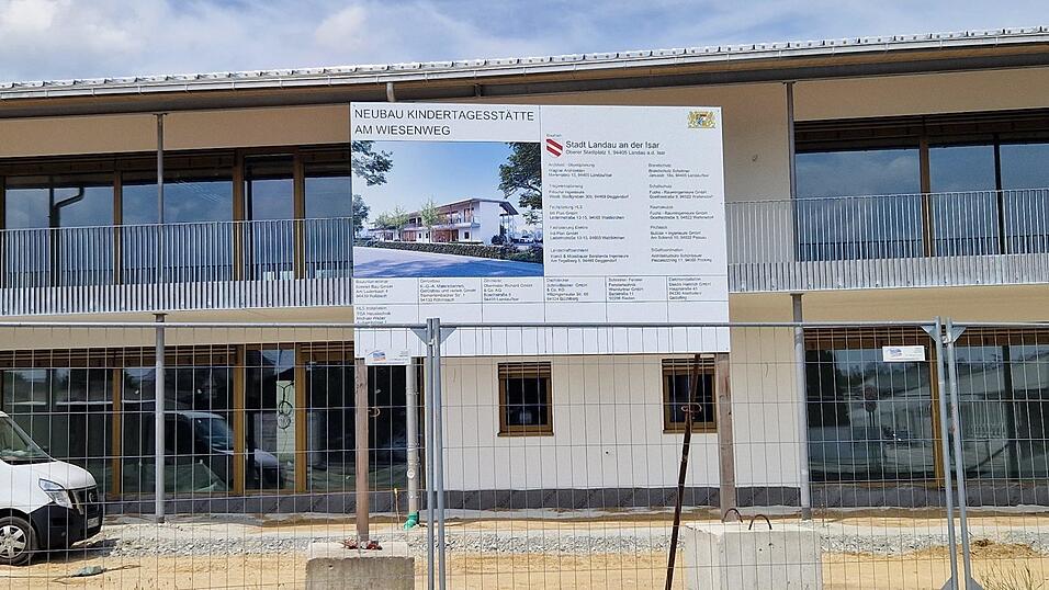 Der Kindertagesstätte am Wiesenweg befindet sich noch im Bau. Auch dort werden die neuen Gebühren anfallen, kündigte Geschäftsleiter Alexander Oswald in der Stadtratssitzung an. Der Kindertagesstätte am Wiesenweg befindet sich noch im Bau. Auch dort werden die neuen Gebühren anfallen, kündigte Geschäftsleiter Alexander Oswald in der Stadtratssitzung an.