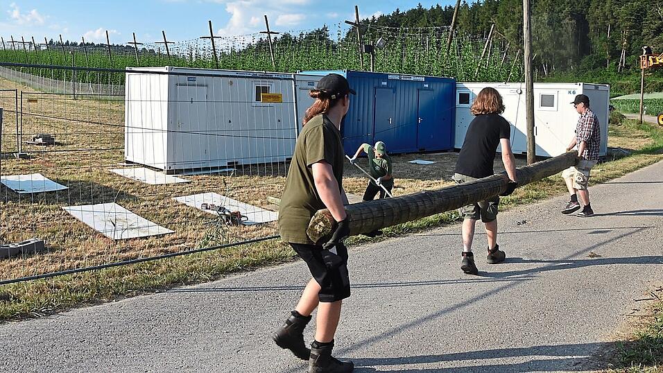 Viele Mitglieder des Vereins Open-Air-Freunde Empfenbach helfen ehrenamtlich beim Aufbau des Festivals. Einige nehmen auch eigene Maschinen und Fahrzeuge mit.