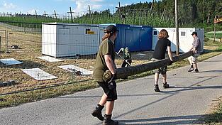 Viele Mitglieder des Vereins Open-Air-Freunde Empfenbach helfen ehrenamtlich beim Aufbau des Festivals. Einige nehmen auch eigene Maschinen und Fahrzeuge mit.