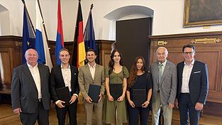 Nach der Preisverleihung: (v. l.) THD-Pr&auml;sident Waldemar Berg, Lukas Otto, Stefan Stricker, Katharina Murr, Edith Steuer, Alt-OB und Ehrenb&uuml;rger Dieter G&ouml;rlitz und Oberb&uuml;rgermeister Dr. Christian Moser.
