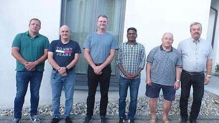 Ludwig Wieser jun. (v. l.) und Ernst Martin kommen neu in das Gremium, Johann Aumeier (v. r.) und Ludwig Wieser sen. scheiden aus.