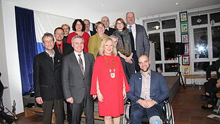 Bürgermeisterin Rosa-Maria Maurer (vorne, 3.v.l.) und Landrat Peter Dreier (vorne, 2.v.l.) zeichneten zwei weltbekannte Spitzensportler aus: Snowboarder Martin Nöhrl, nach einer Verletzung im Rollstuhl, und Orientierungsläufer Ralf Körner (2. Reihe, 1.v.l.). Bürgermeisterin Rosa-Maria Maurer (vorne, 3.v.l.) und Landrat Peter Dreier (vorne, 2.v.l.) zeichneten zwei weltbekannte Spitzensportler aus: Snowboarder Martin Nöhrl, nach einer Verletzung im Rollstuhl, und Orientierungsläufer Ralf Körner (2. Reihe, 1.v.l.).