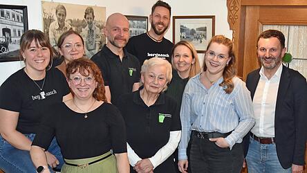 Die Vorsitzende der Festspielgemeinschaft, Beate Bauer (vorne Mitte), wird k&uuml;nftig von zwei gleichberechtigten Stellvertreterinnen unterst&uuml;tzt.