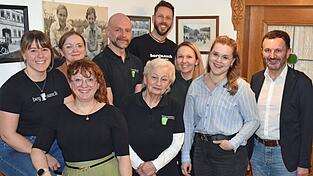 Die Vorsitzende der Festspielgemeinschaft, Beate Bauer (vorne Mitte), wird künftig von zwei gleichberechtigten Stellvertreterinnen unterstützt. Die Vorsitzende der Festspielgemeinschaft, Beate Bauer (vorne Mitte), wird künftig von zwei gleichberechtigten Stellvertreterinnen unterstützt.