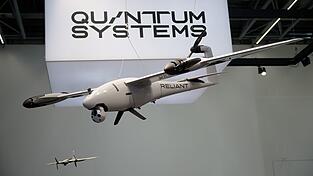 Eine Drohne am Messestand von Quantum Systems.