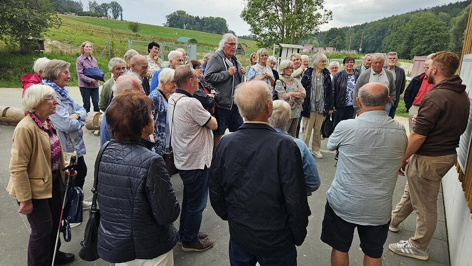 Am Dienstag erhielten die Teilnehmer aus Westerndorf, Meisternthal und Ettling eine Führung beim Biohof Landluft in Leberfing. Am Dienstag erhielten die Teilnehmer aus Westerndorf, Meisternthal und Ettling eine Führung beim Biohof Landluft in Leberfing.