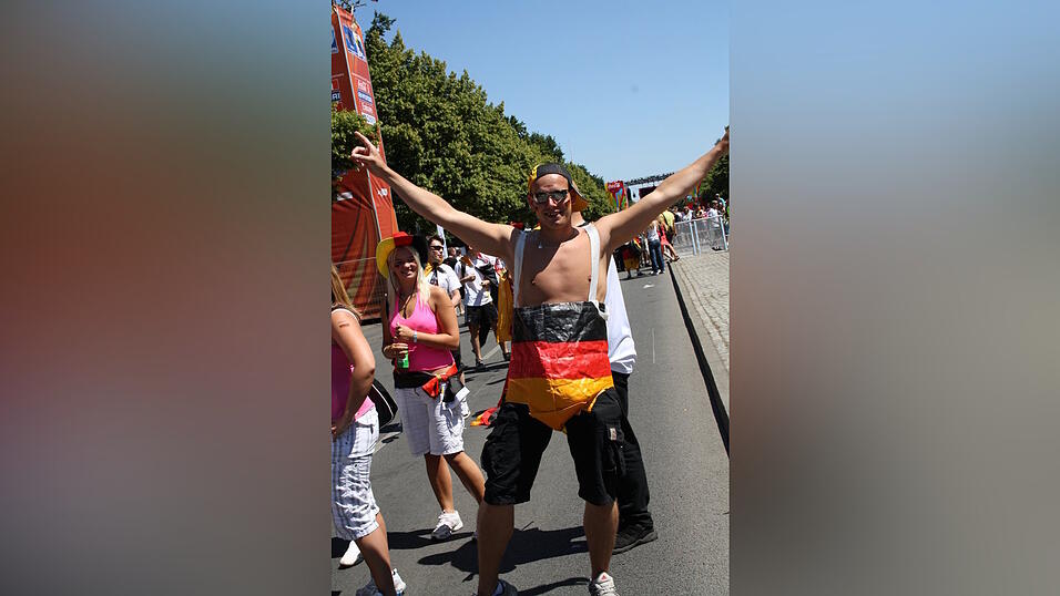 Christian Fertl war am Sonntag auf der Fanmeile in Berlin und erlebte dort das Achtelfinale gegen England auf Gro&szlig;leinwand.