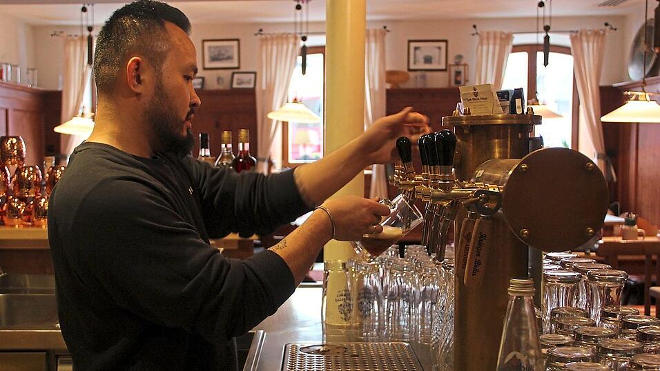 Thin Diep Bui kümmert sich ab Samstag beim 'Oberen Krieger' um den Service. Sein Kompagnon Kumba Singh Gurung leitet die Küche. Thin Diep Bui kümmert sich ab Samstag beim 'Oberen Krieger' um den Service. Sein Kompagnon Kumba Singh Gurung leitet die Küche.