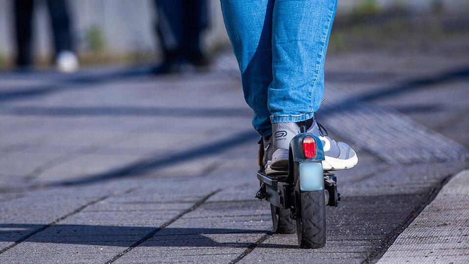 In Cham sind immer mehr E-Scooter-Fahrer unterwegs. Die Polizei kontrollierte j&uuml;ngst die Versicherungsplaketten.