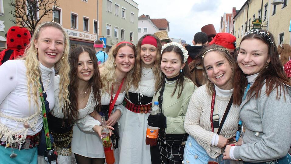 Beste Stimmung herrschte beim Rosenmontagszug in Geisenhausen.