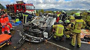 Die Feuerwehren und Rettungsdienst kommen dem verunglückten Brautpaar zu Hilfe.