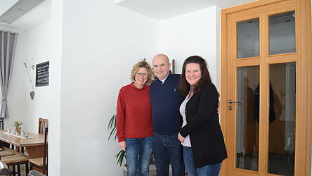 Conny Eder (l.) freut sich &uuml;ber ihre neuen P&auml;chter Peter Kadar und Judit Kadar-Toth, die das Gasthaus ab M&auml;rz unter dem Namen &bdquo;Mooswirt&ldquo; f&uuml;hren.
