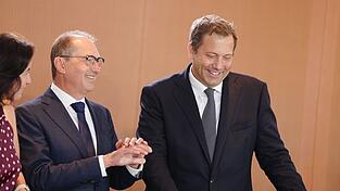 Klingbeil leitete als Vizekanzler das Kabinett - und setzte gleich mehrere seiner Gesetze auf die Tagesordnung. Klingbeil leitete als Vizekanzler das Kabinett - und setzte gleich mehrere seiner Gesetze auf die Tagesordnung.