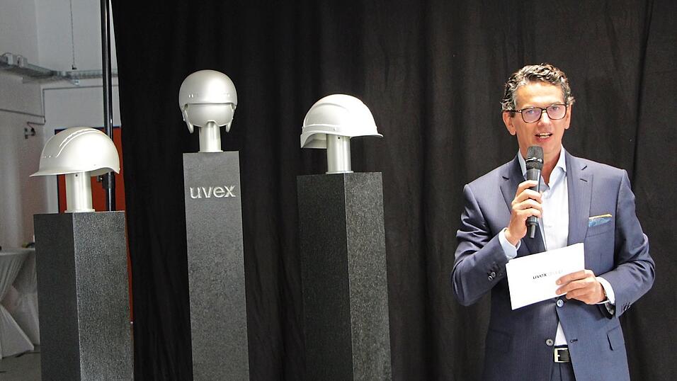 Diese Plastik eines F&uuml;rther K&uuml;nstlers wird k&uuml;nftig die Einfahrt zum Werk Lederdorn schm&uuml;cken - Michael Winters Geschenk zum Geburtstag.