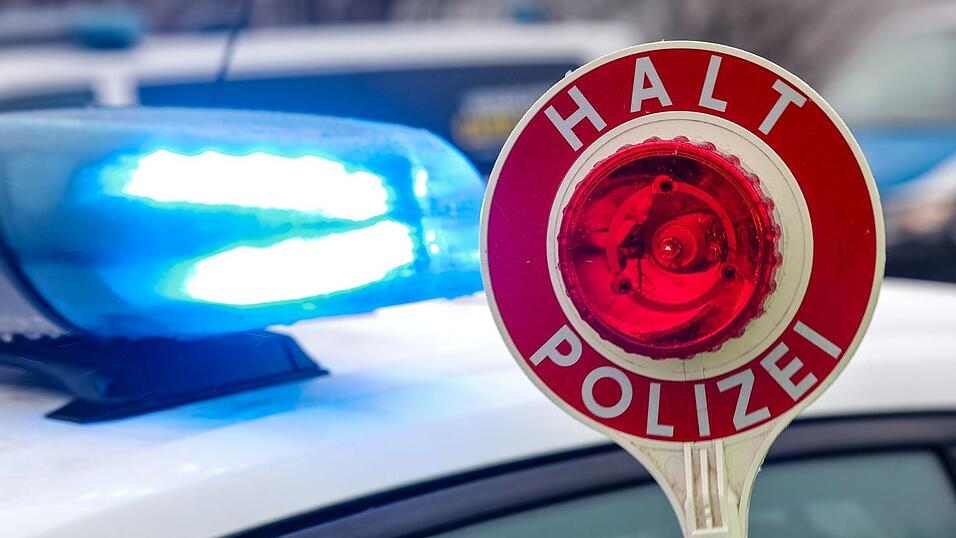 Bei der Kontrolle fanden die Polizisten mehrere Geldb&uuml;ndel im Wagen. (Symbolbild)