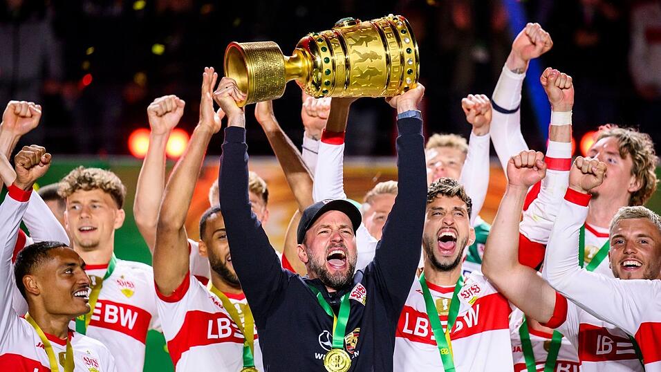 Sebastian Hoeneß jubelt mit dem DFB-Pokal in Berlin nach dem Finale 2025. (Archivbild) Sebastian Hoeneß jubelt mit dem DFB-Pokal in Berlin nach dem Finale 2025. (Archivbild)