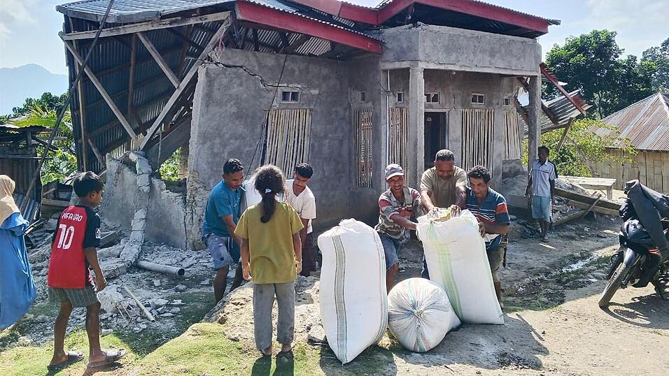 Immer wieder richten Erdbeben in Indonesien schwere Schäden an Gebäuden an und treiben deren Bewohner in die Flucht. Immer wieder richten Erdbeben in Indonesien schwere Schäden an Gebäuden an und treiben deren Bewohner in die Flucht.