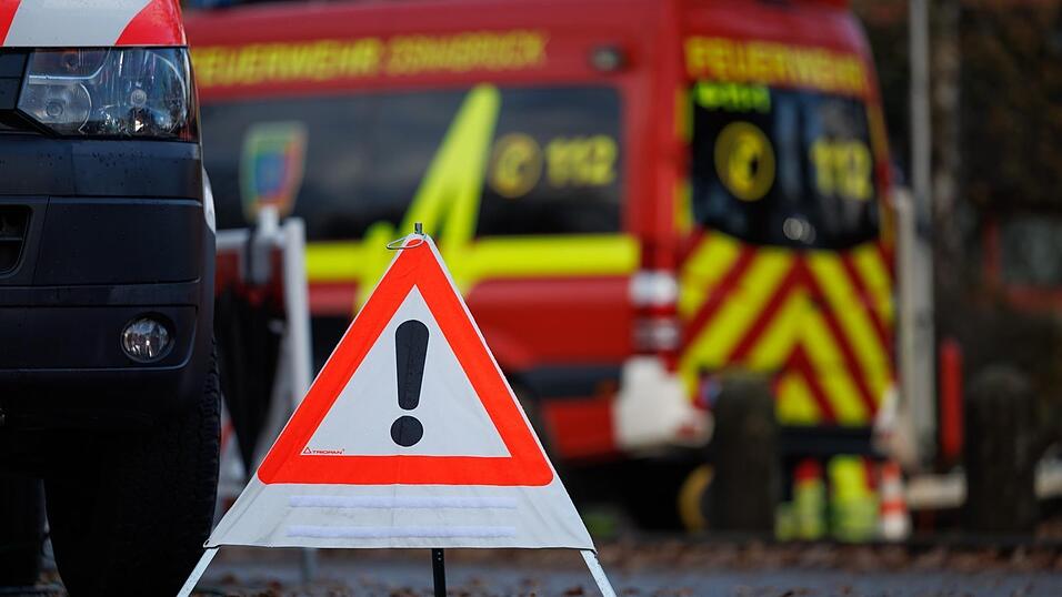 Zahlreiche Feuerwehren war an der Unfallstelle (Symbolbild)