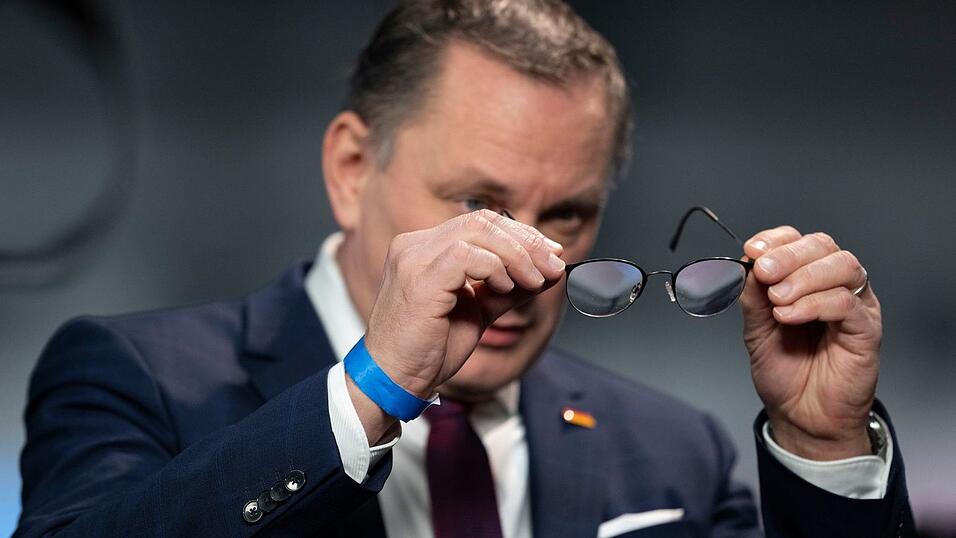 Der AfD-Vorsitzende, Tino Chrupalla, hat versprochen, Alice Weidel im Wahlkampf den Rücken zu stärken. Die Co-Vorsitzende soll für die Partei als Kanzlerkandidatin antreten.