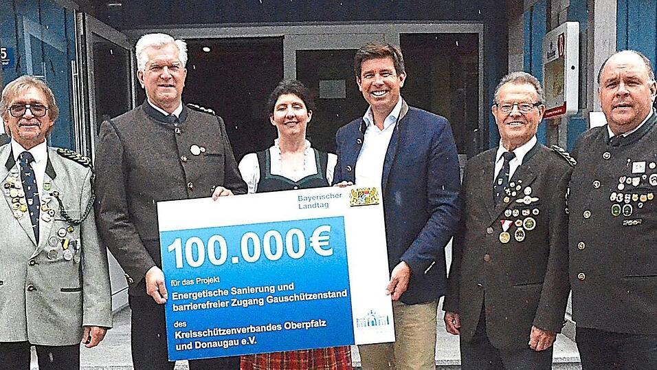 Bei der offiziellen &Uuml;bergabe der F&ouml;rderzusage in H&ouml;he von 100.000 Euro, von links: Peter Moll, Alexander Schuster, Daniela Sch&ouml;n, Abgeordneter Patrick Grossmann, Manfred Wimber und J&uuml;rgen Pangerl.