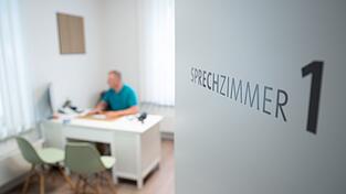 Die Zahl der &Auml;rztinnen und &Auml;rzte ist 2025 weiter gestiegen. (Archivbild)