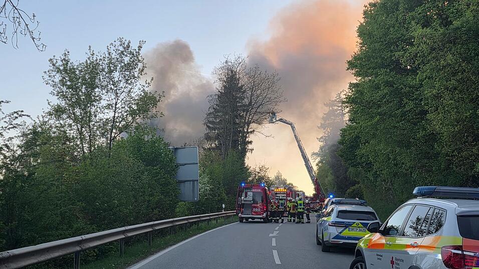 Zwei Personen seien leicht verletzt worden.