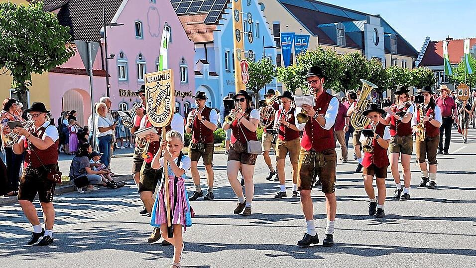 Die Musikkapelle Großköllnbach war eine von vier Kapellen beim Auszug. Die Musikkapelle Großköllnbach war eine von vier Kapellen beim Auszug.