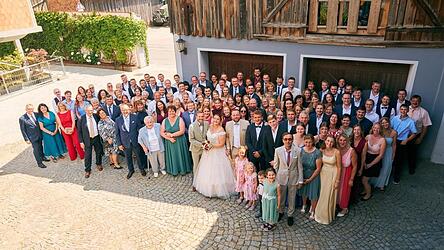 Zahlreiche Freunde und Verwandte feierte mit dem Brautpaar.