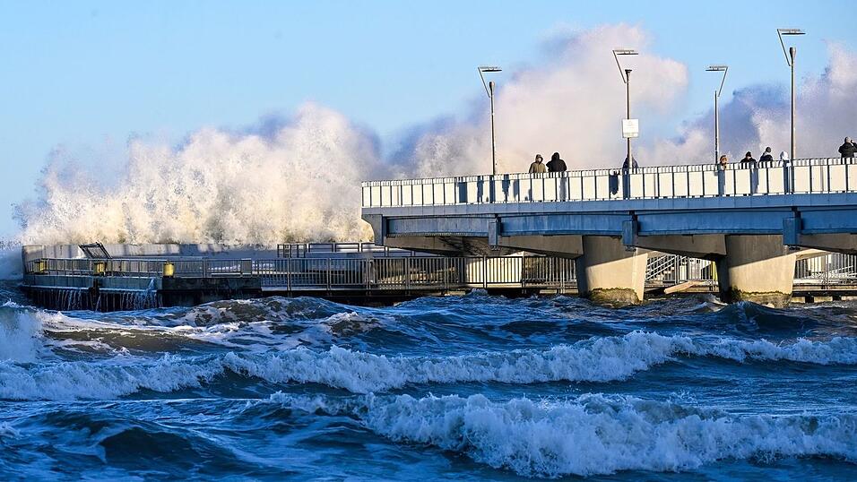 Vom Sturmwetter besonders stark betroffen ist die Ostseek&uuml;ste Polens - wie hier das Ostseebad Kolberg.