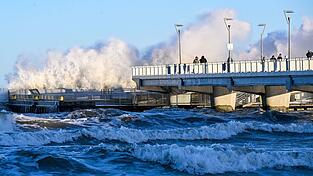 Vom Sturmwetter besonders stark betroffen ist die Ostseeküste Polens - wie hier das Ostseebad Kolberg. Vom Sturmwetter besonders stark betroffen ist die Ostseeküste Polens - wie hier das Ostseebad Kolberg.