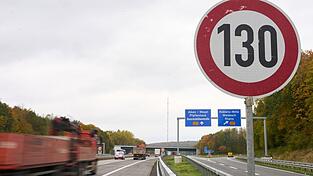 Auf mehreren Autobahn-Abschnitten in Deutschland ist die Höchstgeschwindigkeit bereits begrenzt. (Archivbild) Auf mehreren Autobahn-Abschnitten in Deutschland ist die Höchstgeschwindigkeit bereits begrenzt. (Archivbild)