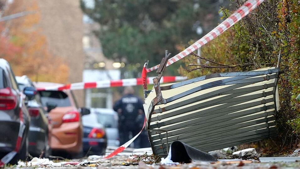Trümmer flogen bis auf den Gehweg. Trümmer flogen bis auf den Gehweg.