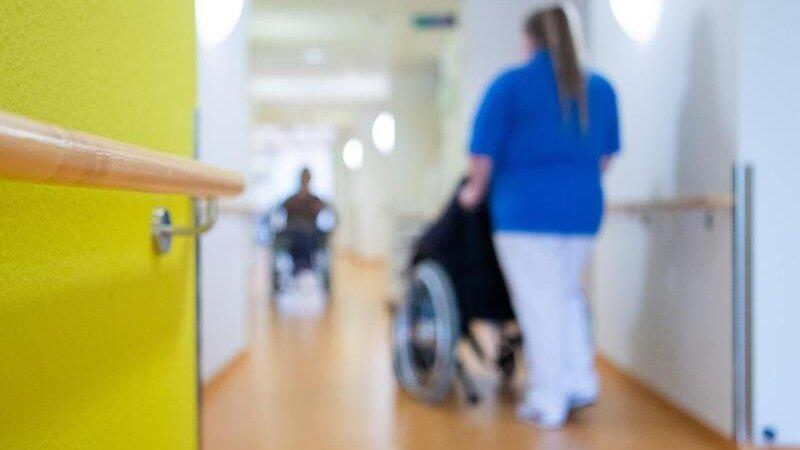 Seit Dienstag, den 14. April, können Pflegekräfte in Bayern eine Bonuszahlung beantragen, die laut Gesundheitsministerium eine Würdigung für den Einsatz während der Corona-Pandemie sein soll. (Symbolbild) Seit Dienstag, den 14. April, können Pflegekräfte in Bayern eine Bonuszahlung beantragen, die laut Gesundheitsministerium eine Würdigung für den Einsatz während der Corona-Pandemie sein soll. (Symbolbild)