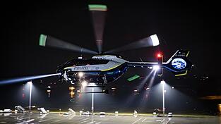 Der Polizeihubschrauber Edelweiß bei einem nächtlichen Einsatz. Der Polizeihubschrauber Edelweiß bei einem nächtlichen Einsatz.