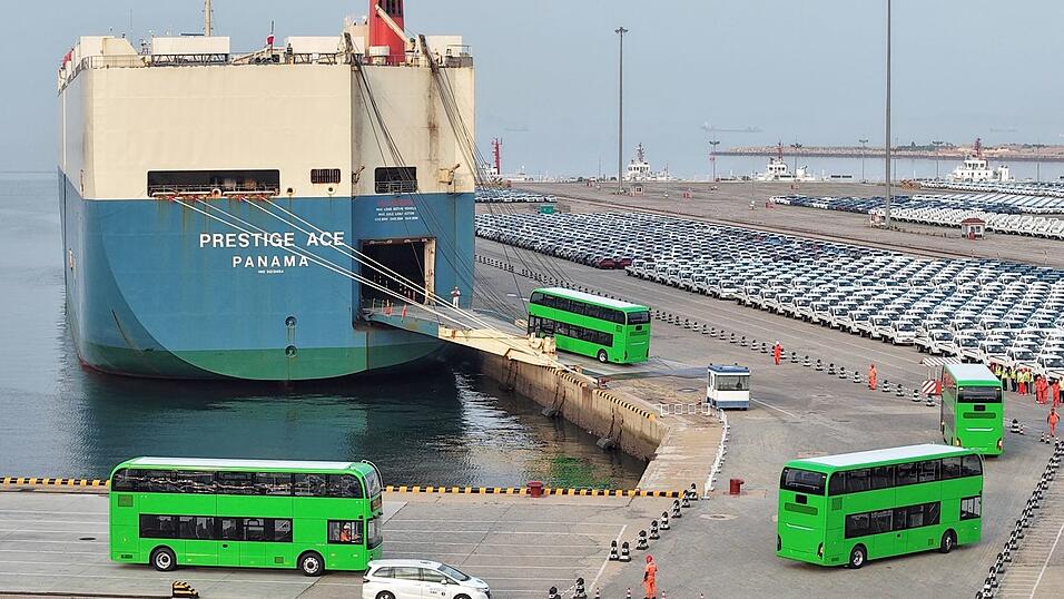 Im Hafen der chinesischen Stadt Yantai werden elektrische Doppeldeckerbusse f&uuml;r den Export verschifft. (Archivbild)