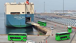 Im Hafen der chinesischen Stadt Yantai werden elektrische Doppeldeckerbusse f&uuml;r den Export verschifft. (Archivbild)