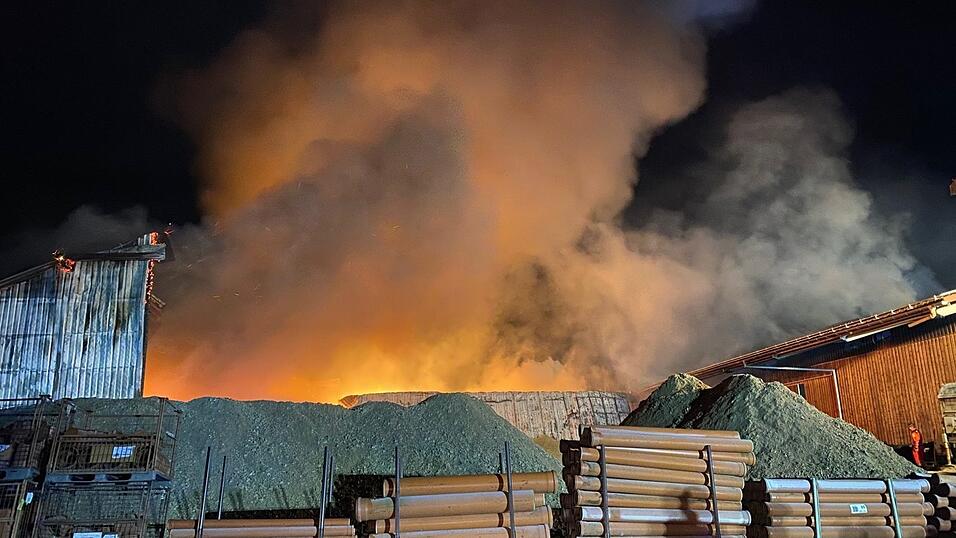 Ein größeres Aufgebot der Feuerwehr war seit dem frühen Dienstagmorgen auf dem Anwesen im Einsatz. (Symbolbild)