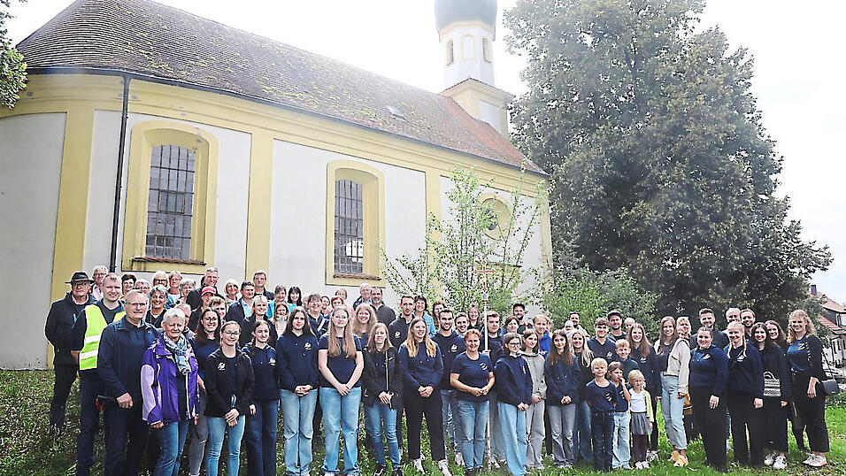 Die Beteiligten beim Schönwetterbitten an der Kemodener Filialkirche.