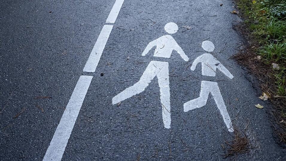 Der Gesch&auml;digte und seine Begleiter lie&szlig;en den Gehweg ungenutzt und liefen auf der Stra&szlig;e. Dort kam es zum Zusammensto&szlig; mit dem Fahrzeug des Angeklagten.