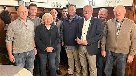 Die Vorstandsmitglieder des CSU-Ortsvereins, Altb&uuml;rgermeister Johann M&uuml;ller sowie die CSU-Gemeinder&auml;te zusammen mit dem Bewerber um das Amt des B&uuml;rgermeisters, Martin Holler (Vierter von rechts).