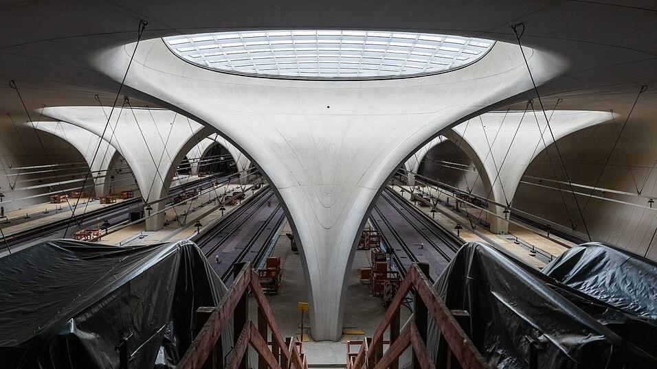 Innen sieht der Stuttgarter Tiefbahnhof recht fertig aus, bis er aber in Betrieb geht, wird es noch gut fünf Jahre dauern. (Archivbild) Innen sieht der Stuttgarter Tiefbahnhof recht fertig aus, bis er aber in Betrieb geht, wird es noch gut fünf Jahre dauern. (Archivbild)