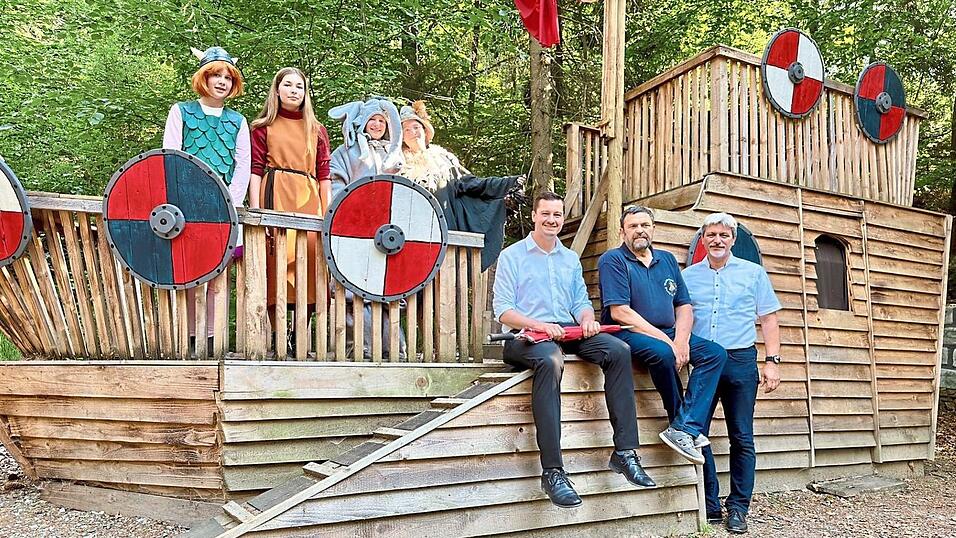 Der neue Schirmherr scheint Gl&uuml;ck zu bringen: Landrat Christian Schindler (links sitzend zusammen mit Max Schmatz und B&uuml;rgermeister Sandro Bauer) hatte im Juni dieses Ehrenamt &uuml;bernommen.