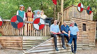 Der neue Schirmherr scheint Gl&uuml;ck zu bringen: Landrat Christian Schindler (links sitzend zusammen mit Max Schmatz und B&uuml;rgermeister Sandro Bauer) hatte im Juni dieses Ehrenamt &uuml;bernommen.