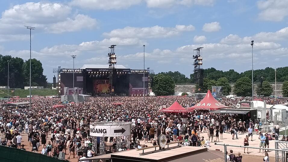 Sum41 locken schon am frühen Nachmittag die Besucher auf das Gelände.