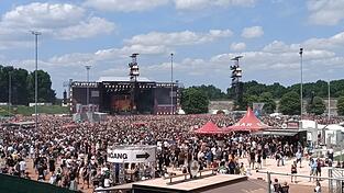 Sum41 locken schon am fr&uuml;hen Nachmittag die Besucher auf das Gel&auml;nde.