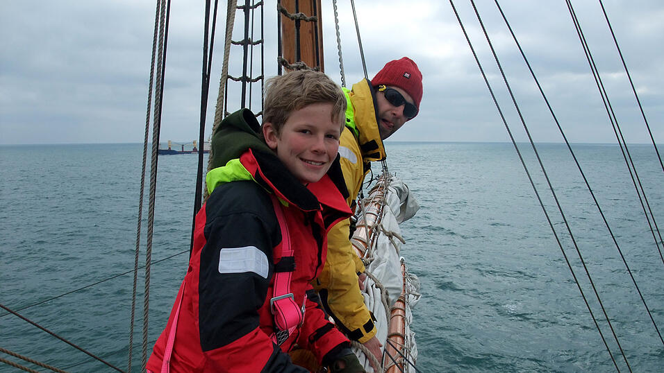 Lukas beim Segel bergen. Lukas beim Segel bergen.