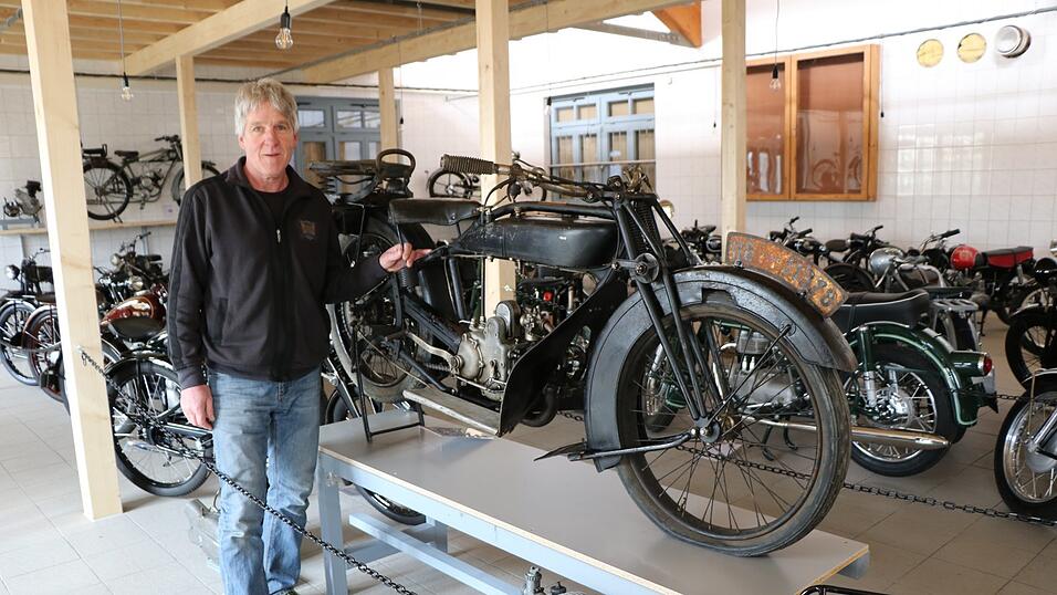 Besonders stolz ist Stefan Dorfner auf dieses Motorrad: eine Wanderer G200 Baujahr 1927.