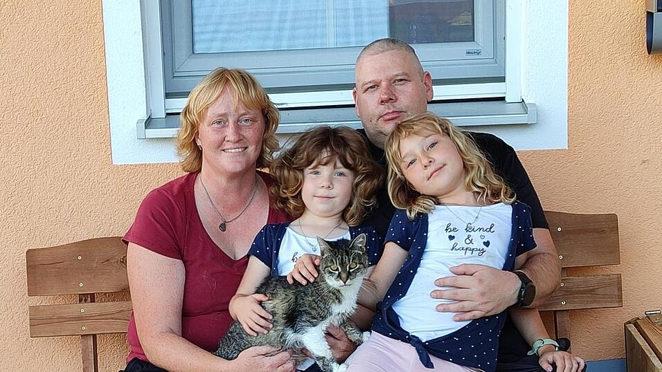 Minka zusammen mit ihren Dosenöffnern.