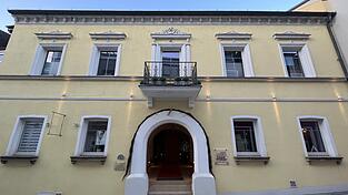 Steht man direkt vor dem Haus in der Rosenstraße 10, nimmt sich Zeit, die Details zu bewundern, fällt einem erst auf, wie besonders es ist. Für die Sanierung wurden Hubert und Brigitte Amberger mit dem Chamer Kampl ausgezeichnet.